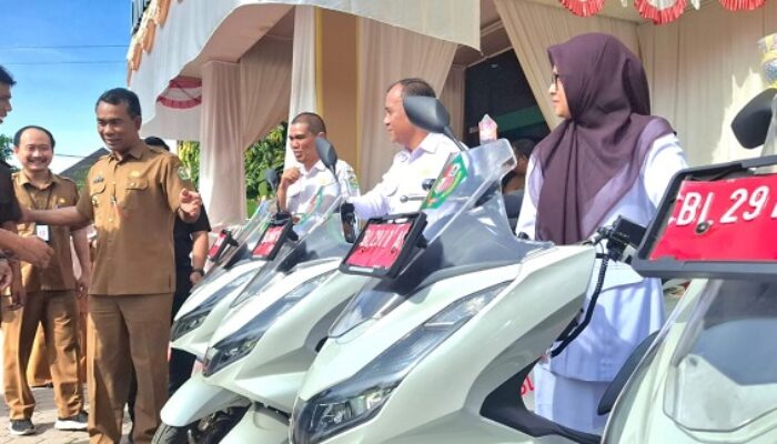 Pj Bupati Pidie Serahkan Tujuh Sepeda Motor Pusling Di Hari Kesehatan Nasional