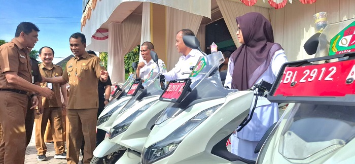 Pj Bupati Pidie Samsul Azhar menyerahkan sepeda motor untuk Puskesmas dan Gudang Farmasi, Selasa (12/11).Waspada/Muhammad Riza