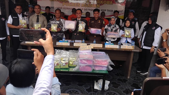 Kapolres Asahan Afdhal Junaidi bersama perwakilan Forkopimda saat memperlihatkan 18 kg SS dan 86.500 Ekstasi yang diamankan dari empat nelayan. Waspada/Bustami Chie Pit
