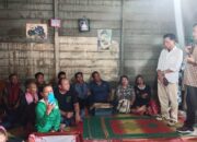 Saat Cabup Agara HM Salim Fakhry, SE, MM didampingi istri Hj Nurjanah Pasaribu dan tim pemenangan melayat ke rumah duka Iwan Marito Sitorus yang meninggal akibat sakit yang dideritanya, Selasa (12/11). Waspada/Seh Muhammad Amin