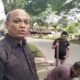 Zainuddin dan kawan kawan bergotong royong menangani Jembatan/Gorong Gorong yang berlubang di lintasan jalan depan kantor Disdukcapil Simeulue. Selasa (12/11). Waspada/Rahmad