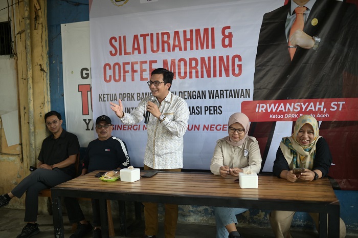 Ketua DPRK Banda Aceh Irwansyah sedang memberikan arahan pada acara silaturrahmi dan coffee morning dengan awak media yang bertugas di Banda Aceh, Selasa (12/11/24). Waspada/T.Mansursyah
