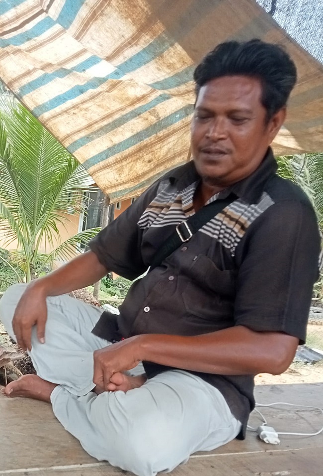HERI, mantan penarik beca dayung yang kini menjadi agen buah kelapa sawit. Waspada/Asrirrais