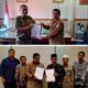 Pj Bupati Azmi menyerahkan SK Plh Sekda Aceh Singkil kepada Edi Widodo. Menyusul beredarnya foto Plh Sekda yang berfoto dengan salah satu kandidat calon Bupati Aceh Singkil. WASPADA/ist