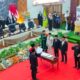 Ketua PN Lubukpakam Thomas Tarigan, SH, mengambil sumpah/janji sekaligus melantik pimpinan DPRD Deliserdang masa jabatan 2024 - 2029 dalam Rapat Paripurna, Rabu (13/11). (Waspada/Khairul K Siregar)
