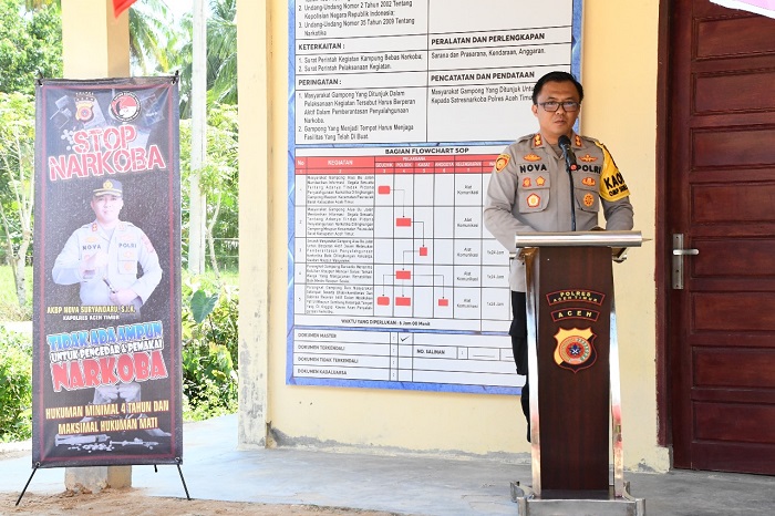 Kapolres Aceh Timur AKBP Nova Suryandaru SIK, bersama pejabat lainnya mengajak masyarakat memberantas narkoba di sela-sela Launching KBN di Gampong Alue Bu Dua, Peureulak Barat, Aceh Timur, Rabu (13/11). Waspada/Muhammad Ishak