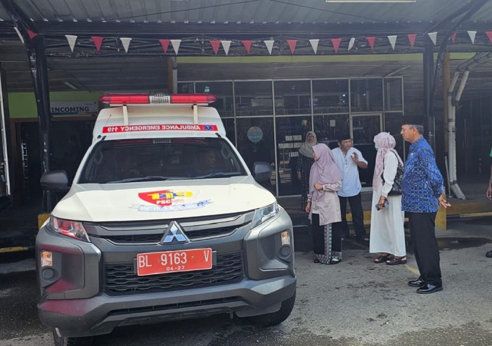 Pj Bupati Nagan Raya Iskandar saat menyambut jenazah ASN yang juga Sekdis Kominfo di Bandara Internasional Sultan Iskandar Muda Rabu (13/11).(Waspada/Ist)