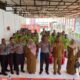 Kalapas kelas IIA Lhokseumawe Untung Cahyo Sidharto foto bersama warga binaan dalam acara pembukaan program pelatihan ketrampilan las pabrikasi yang berlangsung di Aula Kemandirian Lapas, Senin (11/11) lalu. (Waspda/Zainuddin Abdullah