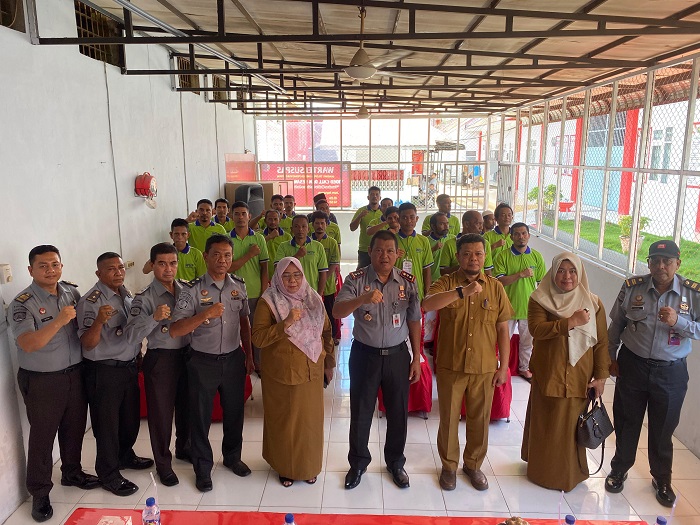 Kalapas kelas IIA Lhokseumawe Untung Cahyo Sidharto foto bersama warga binaan dalam acara pembukaan program pelatihan ketrampilan las pabrikasi yang berlangsung di Aula Kemandirian Lapas, Senin (11/11) lalu. (Waspda/Zainuddin Abdullah