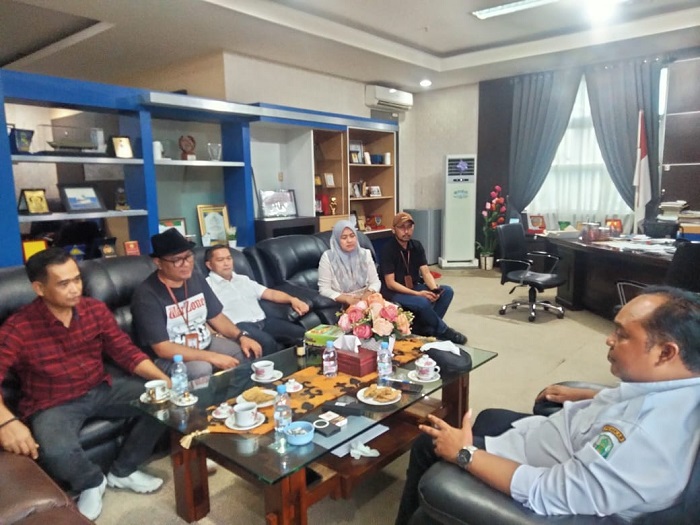 Dari kanan, Penjabat Bupati Simeulue Teuku Reza Fahlevi melakukan briefing dengan Ketua Panwaslih Ahmad Ritauddin, Lucky Zefian Jumarif, Defi Sri Hartati, Safrian Suandi dan Staf T. Rahmat Saputra, Rabu (13/11). Waspada/Rahmad
