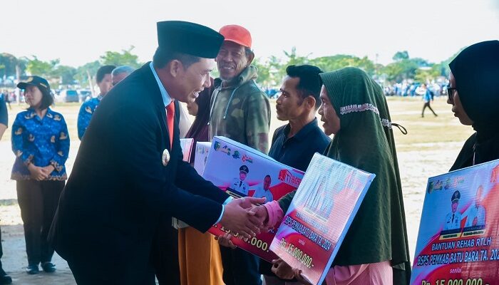 Pj Bupati Batubara Serahkan Bantuan Program RTLH