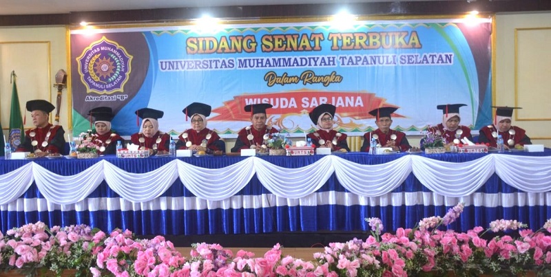 Rektor UM Tapsel Wisuda 417 Mahasiswa Rektor UM Tapsel Wisuda 417 Mahasiswa