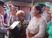 Kapoldasu Irjen Pol Whisnu Hermawan Februanto (kiri) menunjukkan kepeduliannya kepada korban kebakaran dan masyarakat yang membutuhkan bantuan dengan melakukan bakti sosial berupa pemberian 50 paket sembako di lokasi kebakaran delapan unit rumah di Jl. Sejahtera, Kel. Asuhan, Kec. Sianțar Timur, Pematangsiantar, Kamis (31/10) pukul 14:00.(Waspada-Ist).