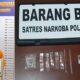 Tersangka DT beserta barang bukti sabu miliknya saat berada di Polres Labuhanbatu.(Waspada/Ist)