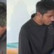 Etnis Rohingya memegang handphone (HP) di tempat penampungan di Lapangan Sepakbola Gampong Seuneubok Rawang, Peureulak Timur, Aceh Timur, Jumat (1/11). Waspada/Muhammad Ishak