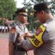 Polres Langkat menggelar upacara Sertijab Kabag Ren dan pelepasan purna tugas di Lapangan Jananuraga Polres Langkat, Kamis(31/10/24).Waspada/ist. 
