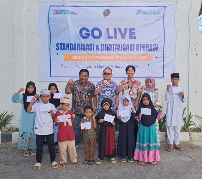 GM PT Pelindo Regional 1 Cabang Tanjungbalai, Anwar Ahmad, didampingi Manager Bisnis dan Teknik, Wanto, dan Administrator I Bisnis dan Teknik, Mariaman Solider diabadikan bersama anak yatim saat Go Live Standarisasi Dan Digitalisasi Operasional. Waspada/Ist