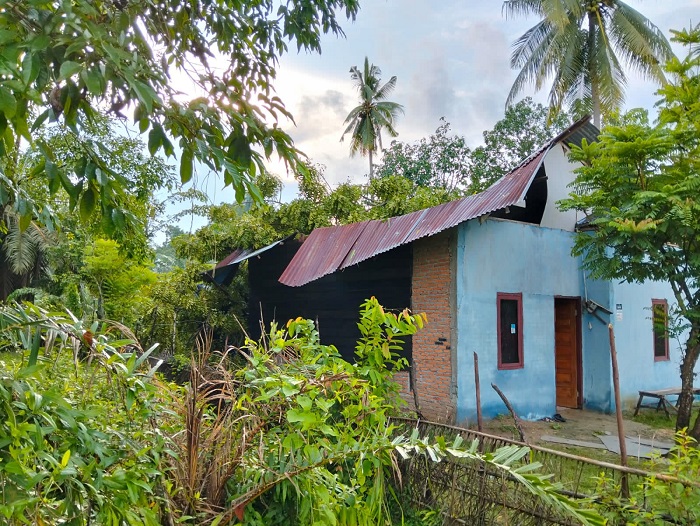 Satu dari tiga rumah warga Kampung Alue Sentang, Kecamatan Manyak Payed, Kabupaten Aceh Tamiang mengalami rusak akibat dihantam angin kencang (puting beliung). Waspada/Ist
