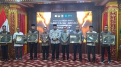 Pj Gubernur Aceh Safrizal saat penyerahan anugerah Paritrana Award tahun 2024 tingkat Provinsi Aceh di Pendopo Gubernur Aceh, Banda Aceh. Waspada/ist