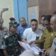 Pj Wali Kota Langsa Dr Syaridin S.Pd., M.Pd didampingi Kapolres Langsa AKBP Andy Rahmansyah S.I.K., SH., MH saat melakukan pengecekan kesiapan logistik kertas suara pemilihan kepala daerah (Pilkada) tahun 2024 di kantor Komisi Independen Pemilihan (KIP) setempat, Senin (4/11). Waspada/dede