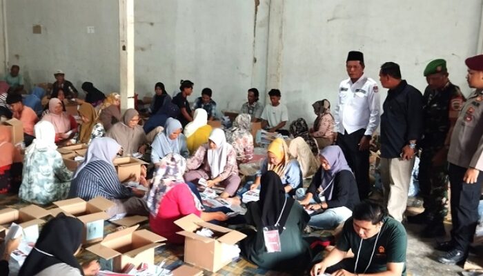 KPU Padangsidimpuan Lipat Surat Suara Pilkada 2024
