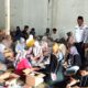 Komisioner KPU Padangsidimpuan Parlagutan Harahap bersama petugas keamanan memantau sortir lipat surat suara Pilkada Padangsidimpuan tahun 2024, Senin (4/11). Waspada/Mohot Lubis.