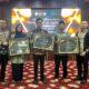 Kepala BPJS Ketenagakerjaan Langsa Muhammad Kurniawan foto bersama dengan Pj Wali Kota Langsa, Syaridin usia menerima penghargaan Jamianan Sosial Ketenagakerjaan Anugrah Paritrana Award tahun 2024, Senin (4/11). Waspada/ist