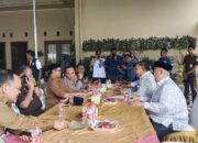 Pj Bupati Aceh Tenggara bersama Forkopimda mengunjungi Posko HM Salim Fakhry, SE, MM-dr Heri Al Hilal (SAH) Paslon nomor urut 1, dalam rangka menjalin silaturahmi serta berdiskusi agar terciptanya Pilkada damai. Waspada/Seh Muhammad Amin