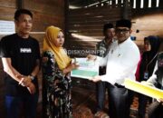 Pj Bupati Agara Serahkan Santunan Korban Banjir Bandang