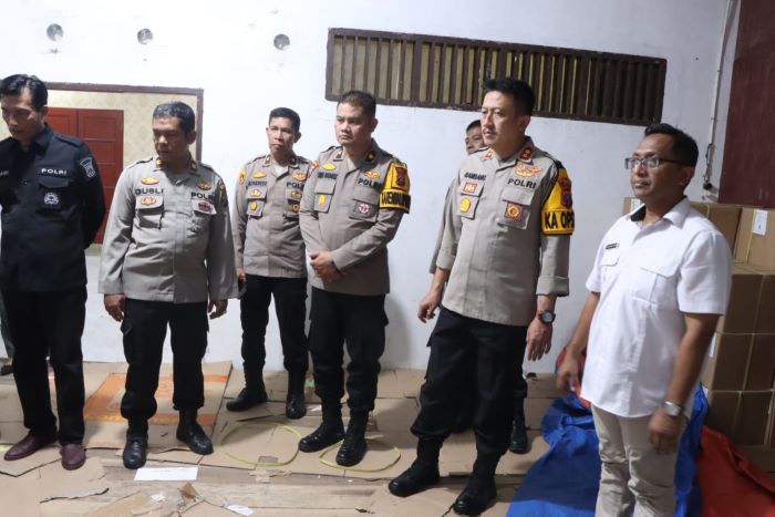 Kapolres Binjai memantau secara langsung kesiapan KPU dalam menyambut Pilkada.(Waspada/Ist).