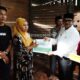 Pj Bupati Agara Taufik saat menyerahkan bantuan. Waspada/Ist