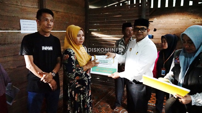Pj Bupati Agara Taufik saat menyerahkan bantuan. Waspada/Ist