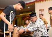 Pj Gubernur Serahkan Bantuan Kaki Palsu Untuk Guntur, Remaja Yang Alami Amputasi