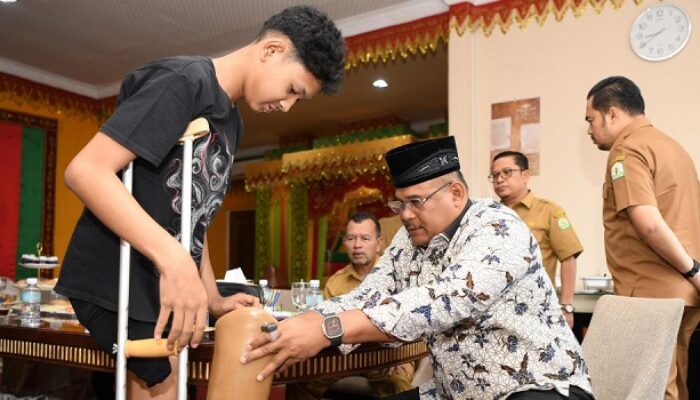 Pj Gubernur Serahkan Bantuan Kaki Palsu Untuk Guntur, Remaja Yang Alami Amputasi