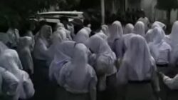 Pelajar Smanju Kota Binjai menggelar akai menuntut pergantian Kepsek. (Waspada/ist)
