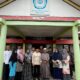 Para pengurus MAA dan Komisioner Bawaslu foto bersama di depan Kantor MAA Langsa. (Waspada/Ibnu Sa'dan)