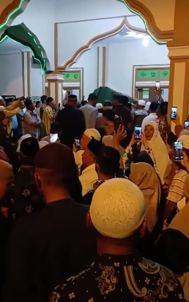Jenazah Alm OK Arya memasuki Masjid Sya'roni untuk dishalatkan.Waspada/Ist