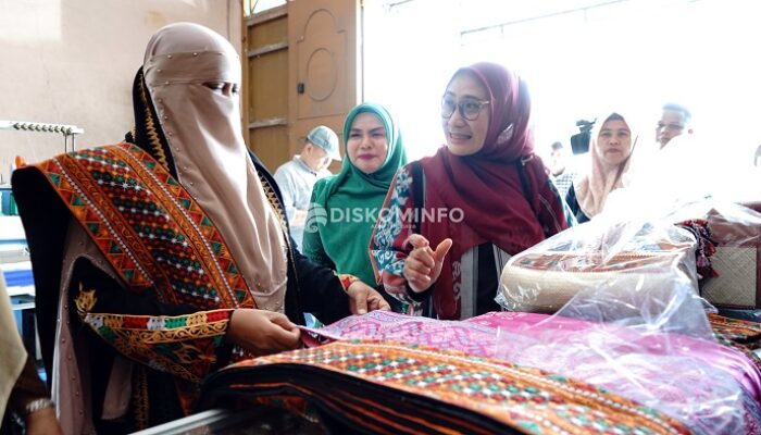 Pj Ketua Dekranasda Agara Kunjungi Perajin Pakaian Motif Alas
