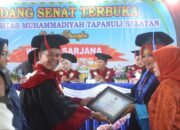 Rektor UM Tapsel Wisuda 417 Mahasiswa