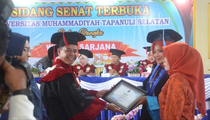 Rektor UM Tapsel Wisuda 417 Mahasiswa
