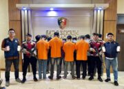 10 Pelaku terduga pemain Judi online (Judol) saat diamankan petugas di Mapolres Nagan Raya, Selasa (5/11).(Waspada/Ist)