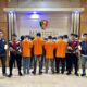 10 Pelaku terduga pemain Judi online (Judol) saat diamankan petugas di Mapolres Nagan Raya, Selasa (5/11).(Waspada/Ist)
