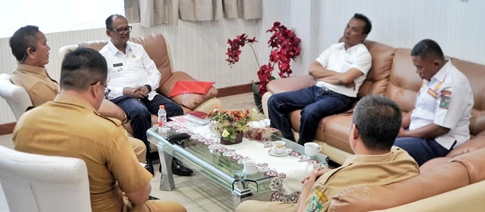 Plt Bupati Simalungun H Zonny Waldi saat menerima kunjungan pihak PT. Hutama Marga Waskita (Hamawas) di Kantor Bupati Simalungun, Pamatang Raya, Senin (4/11).(Waspada/ist).