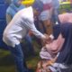Calon Bupati Sergai Darma Wijaya saat menyerahkan santunan dan perabot rumah kepada korban kebakaran Kasmin,69, di Desa Buluh Duri Kec.Sipispis, Senin (4/11) malam. (Waspada/Ist)