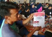 Petugas pelipatan sedang melipat surat suara Bupati dan Wakil Bupati Asahan yang berhadapan dengan kotak kosong. Waspada/Sapriadi