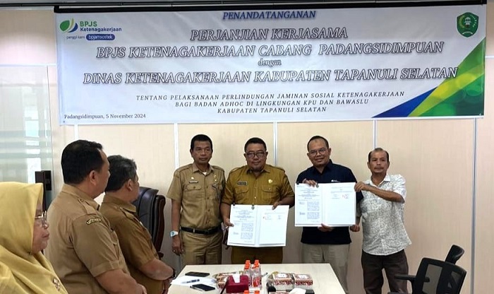 Kepala Kantor BPJS Ketenagakerjaan Cabang Padangsidimpuan, Eris Aprianto (2 kanan) dan Kepala Disnaker Tapsel, Achmad Raja Nasution (3 kanan) foto bersama usai penandatanganan nota kesepakatan di Ruang Rapat BPJS Ketenagakerjaan, Jl.Raja Inal Siregar, Batunadua, Padangsidimpuan, Selasa (5/11/2024). Waspada/ist.