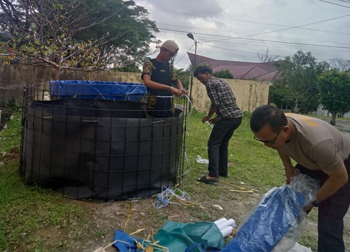 Kabag SDM Polres Simalungun Kompol Gandhi, saat memimpin pembuatan kolam ikan di lahan seluas 8x8 meter di samping Kantor SPKT Polres Simalungun, Senin (4/11).(Waspada/ist).
