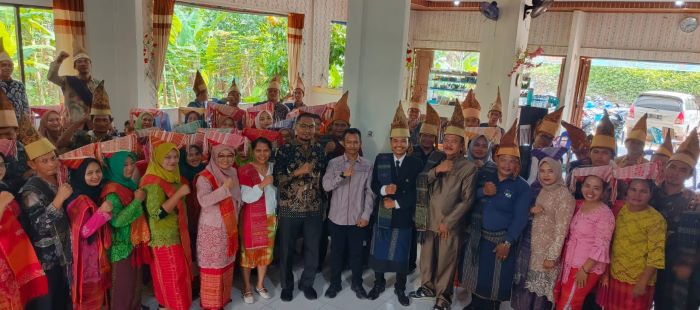 Usai dilantik, para PTPS Kec. Bandar Huluan foto bersama, Senin (4/11).(Waspada/ist)