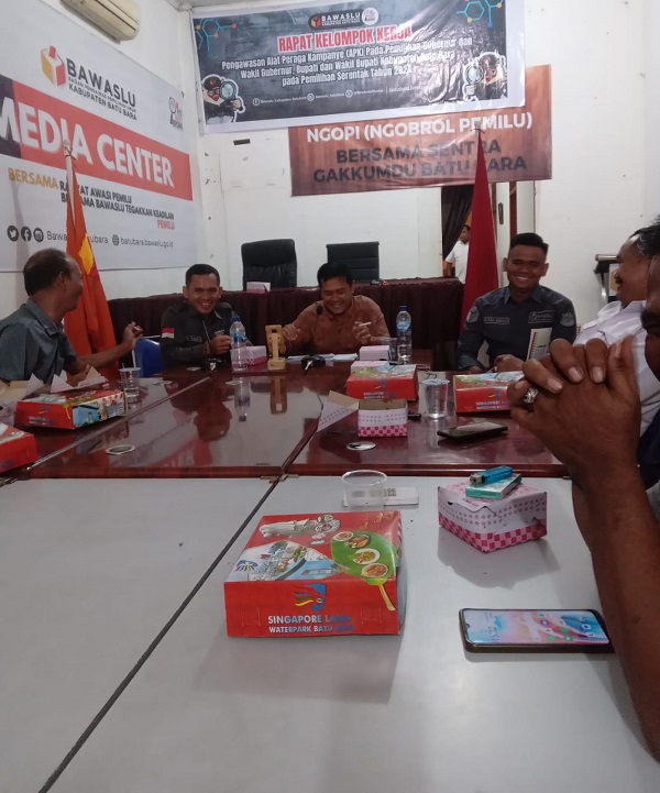 JALANNYA pertemuan Bawaslu Kabupaten Batubara dengan awak media.Waspada/Iwan Has