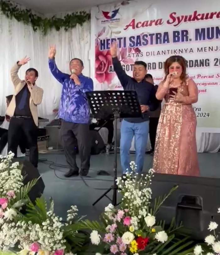 Calon Bupati Deliserdang HM Ali Yusuf Siregar, Ketua Tim Pemenangan Misnan Aljawi, Anggota DPRD Deliserdang Herti Munthe saat bernyanyi bersama. (Waspada/ist).